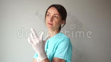 美丽的白种人医生或护士把白色无菌手套。 国际护士日